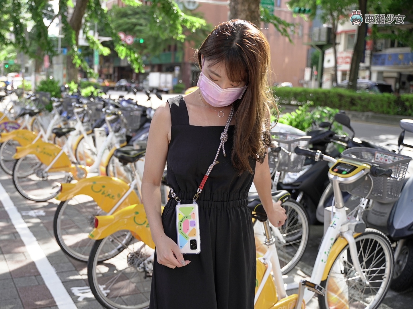 也太好看！Zenfone 8 设计师联名手机壳限量登场 搭配 Topologie 绳索背带时尚及便利性满分