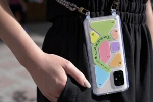 也太好看！Zenfone 8 设计师联名手机壳限量登场 搭配 Topologie 绳索背带时尚及便利性满分