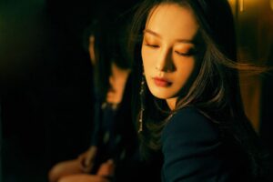 《如懿》最美妃子翘脚险走光！低胸露深沟狂晒“雪白嫩腿”
