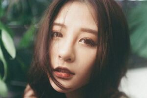 女神主播比基尼滑落！狂泄白皙混血肌　玉手捧出火爆豪乳