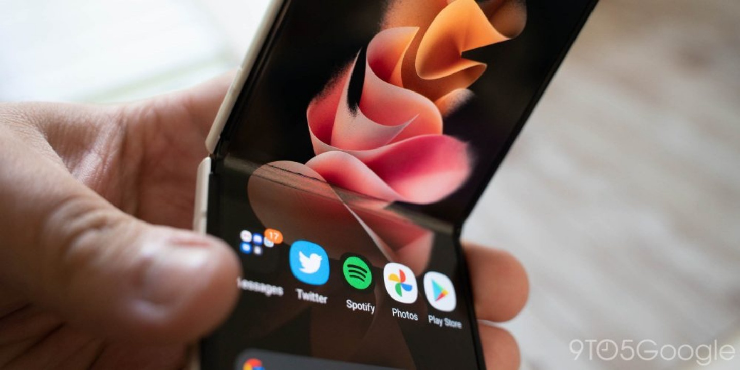 三星折叠手机‘ 耐用性 ’遭质疑,三星释出测试影片来证明其耐用程度 内容图3 潮品文-大潮社旗下实时最新热点娱乐时尚数码等新闻资讯网站! 三星折叠手机‘耐用性’遭质疑,三星释出测试影片来证明其耐用程度