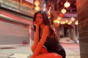 世新校花绽放美胸!雪乳捧出立体深渊 白皙玉腿直击根部