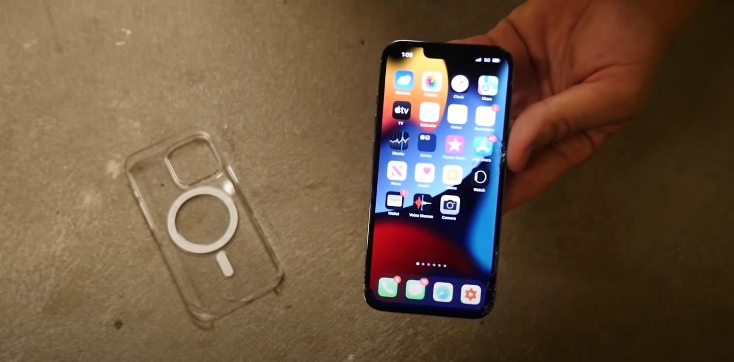 iPhone 13 Pro 与 Nokia 3310 谁更耐摔?来看国外 YouTuber 从 20 楼丢下的实测结果 内容图9 潮品文-大潮社旗下实时最新热点娱乐时尚数码等新闻资讯网站! iPhone 13 Pro 与 Nokia 3310 谁更耐摔?来看国外 YouTuber 从 20 楼丢下的实测结果