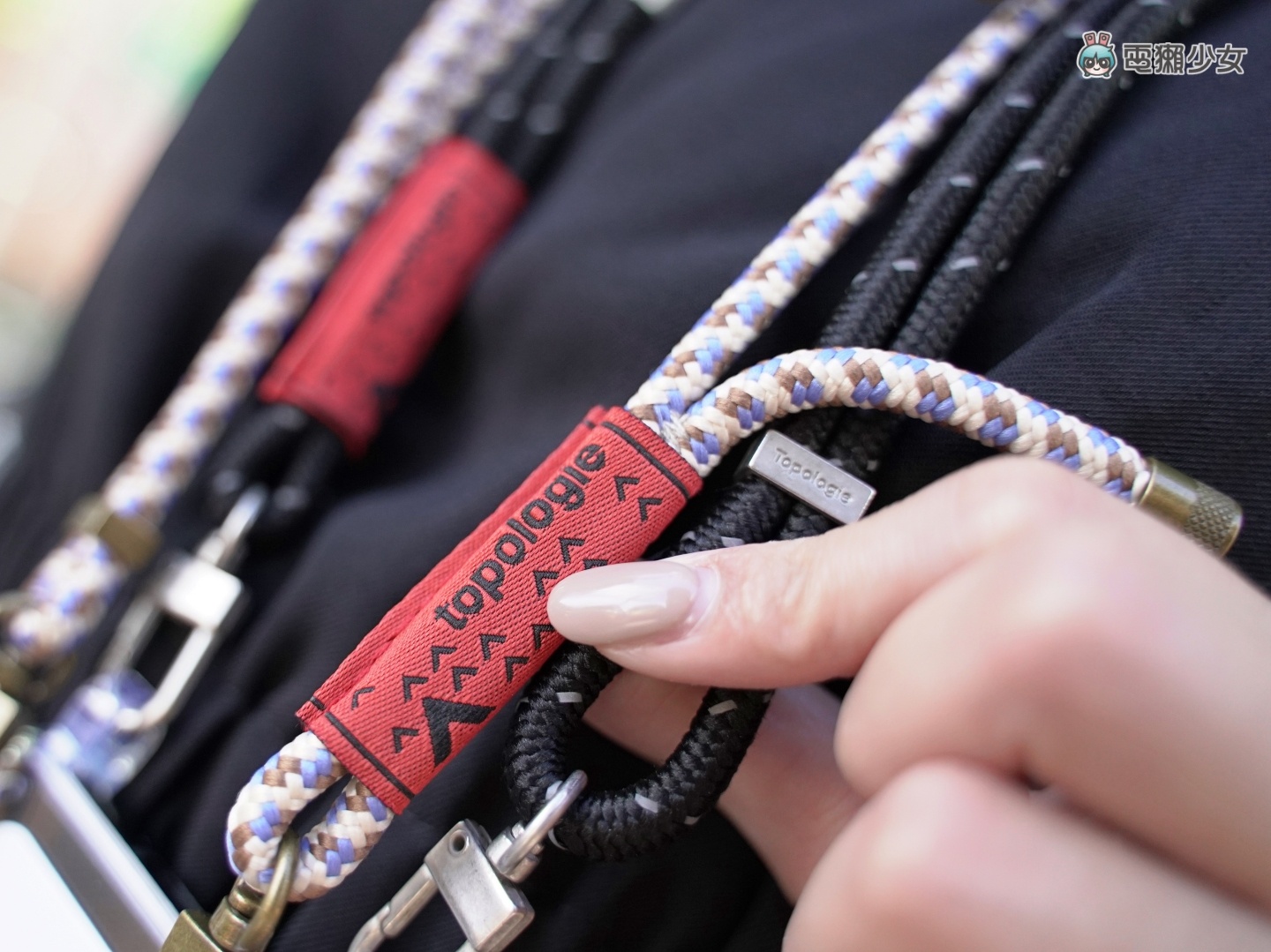 也太好看！Zenfone 8 设计师联名手机壳限量登场 搭配 Topologie 绳索背带时尚及便利性满分