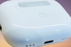 AirPods Pro 2 传闻消息流出：耳机外观没太大改变，但充电盒有可能新增喇叭，有望于 2022 年亮相