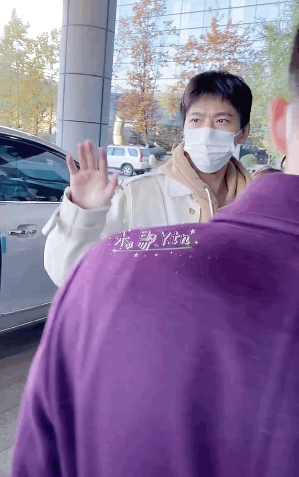 憨憨帅哥上线！ 杨洋忙着和粉丝打招呼 差点撞上玻璃门...画面曝光笑翻网友 娱乐资讯 图2张
