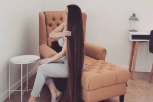 24年没剪过头发！真人版长发公主　火爆上围炸穿比基尼