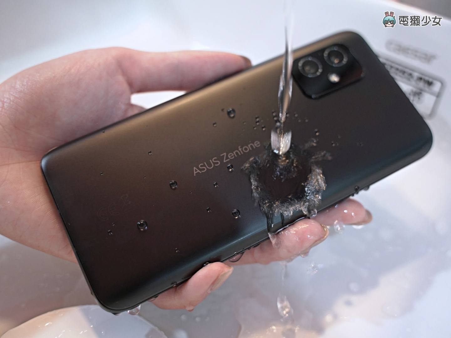 也太好看！Zenfone 8 设计师联名手机壳限量登场 搭配 Topologie 绳索背带时尚及便利性满分