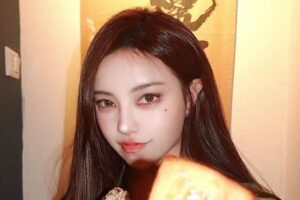 胸前2片不够包！世新女神崩坏湿身　核弹玉乳炸出比基尼