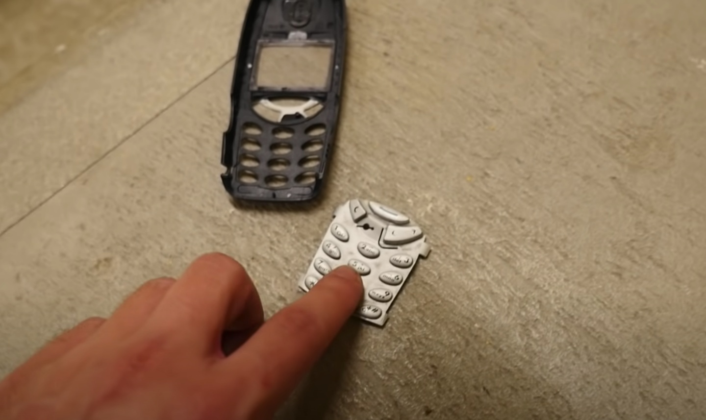 iPhone 13 Pro 与 Nokia 3310 谁更耐摔?来看国外 YouTuber 从 20 楼丢下的实测结果 内容图3 潮品文-大潮社旗下实时最新热点娱乐时尚数码等新闻资讯网站! iPhone 13 Pro 与 Nokia 3310 谁更耐摔?来看国外 YouTuber 从 20 楼丢下的实测结果