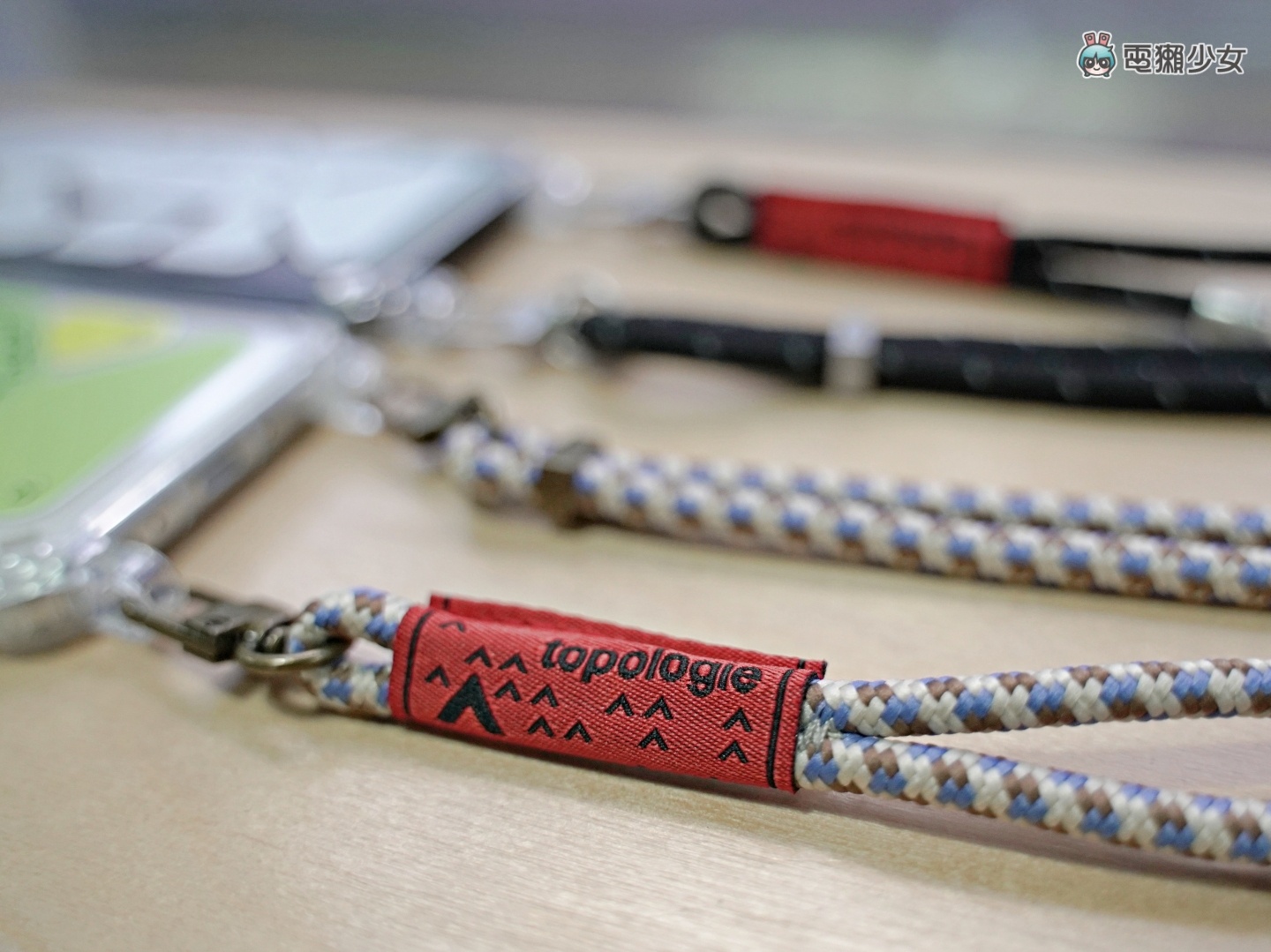 也太好看！Zenfone 8 设计师联名手机壳限量登场 搭配 Topologie 绳索背带时尚及便利性满分