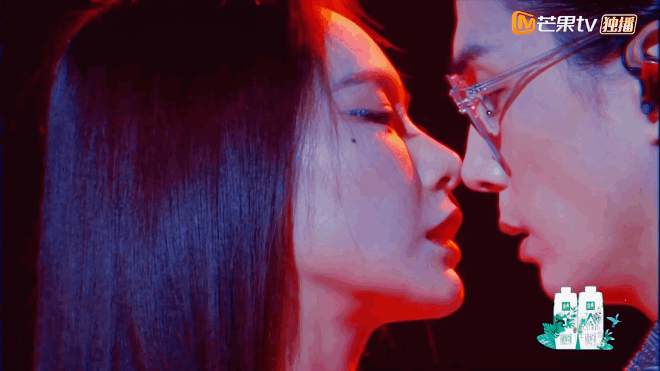 李承铉、戚薇合唱《天上飞》超欲！ 对视、抚摸、挑眉暗示...真夫妻的营业绝了 娱乐资讯 图3张