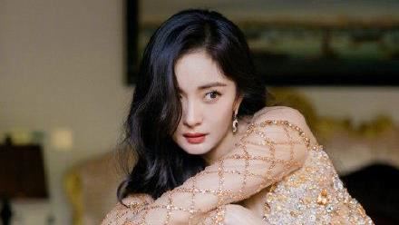 裙子仅5公分“短到无法坐下”　杨幂高级救援姿势网喊棒呆