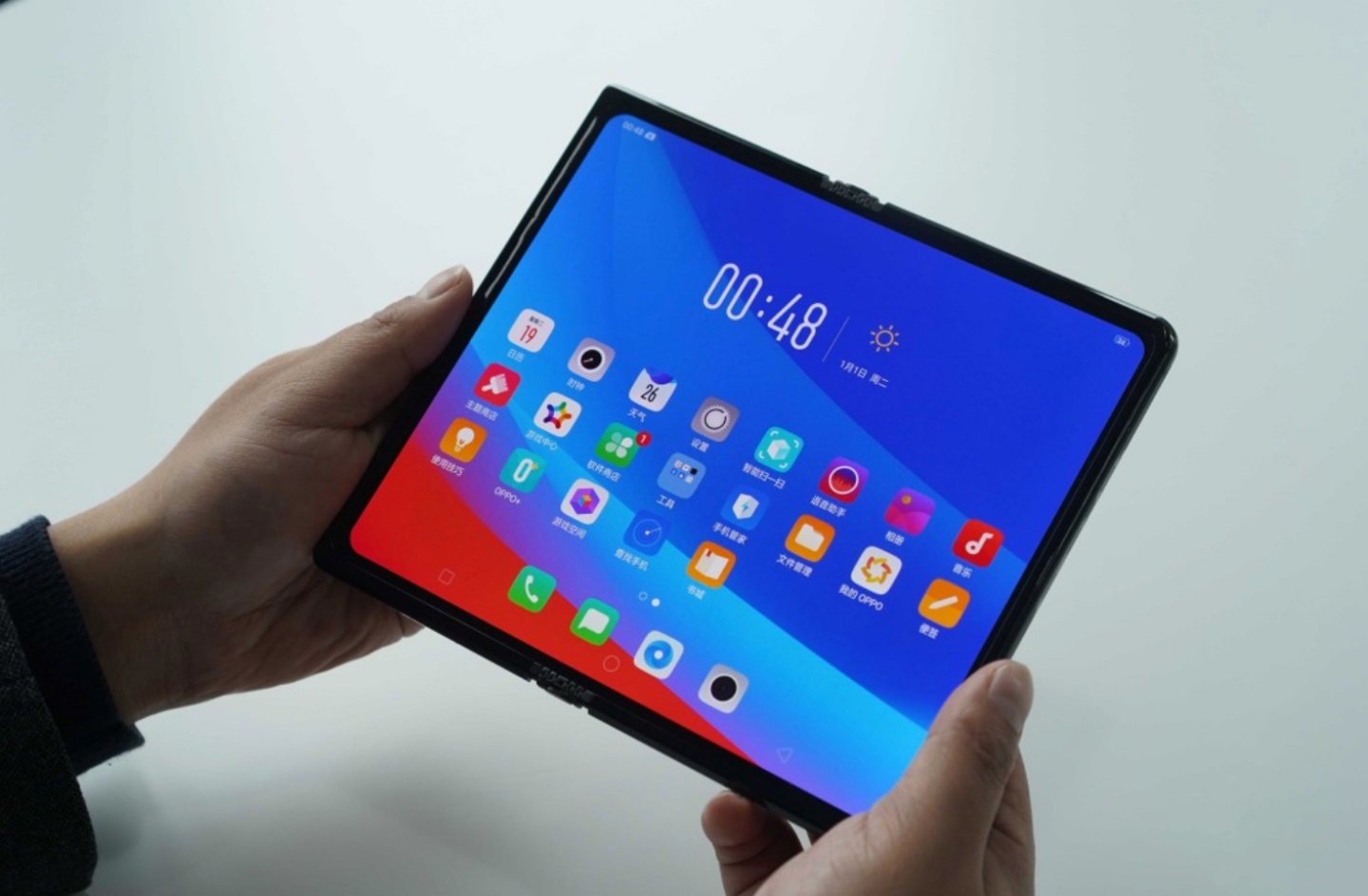 OPPO 折叠机传闻曝光!搭载高通 S888 处理器,展开后萤幕大小为 8 吋,有望于明年亮相 内容图1 潮品文-大潮社旗下实时最新热点娱乐时尚数码等新闻资讯网站! OPPO 折叠机传闻曝光!搭载高通 S888 处理器,展开后萤幕大小为 8 吋,有望于明年亮相