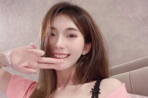 最美奶妈内在美外穿！3D深沟画弧线　炸出“比头大”雪胸