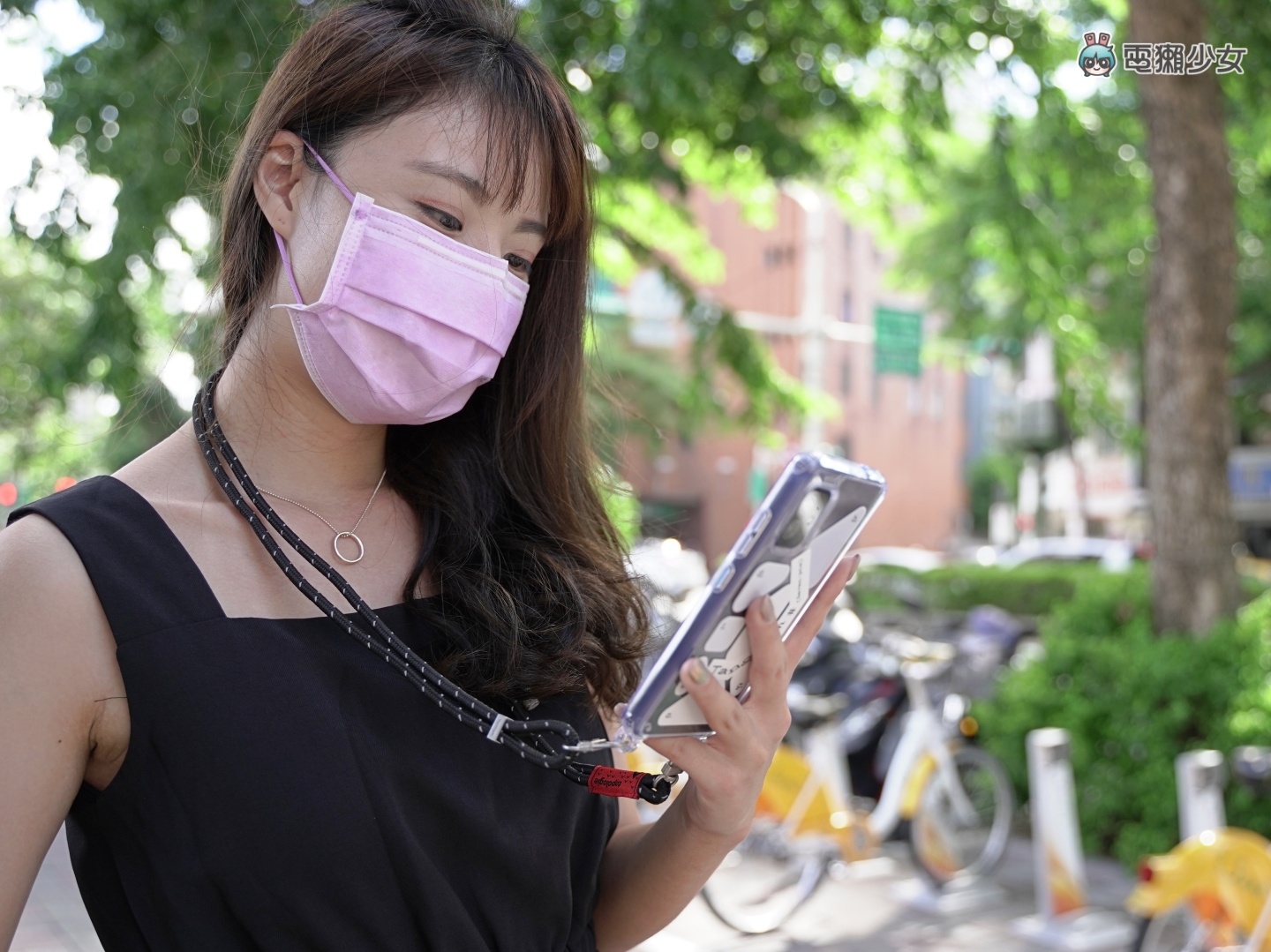 也太好看！Zenfone 8 设计师联名手机壳限量登场 搭配 Topologie 绳索背带时尚及便利性满分