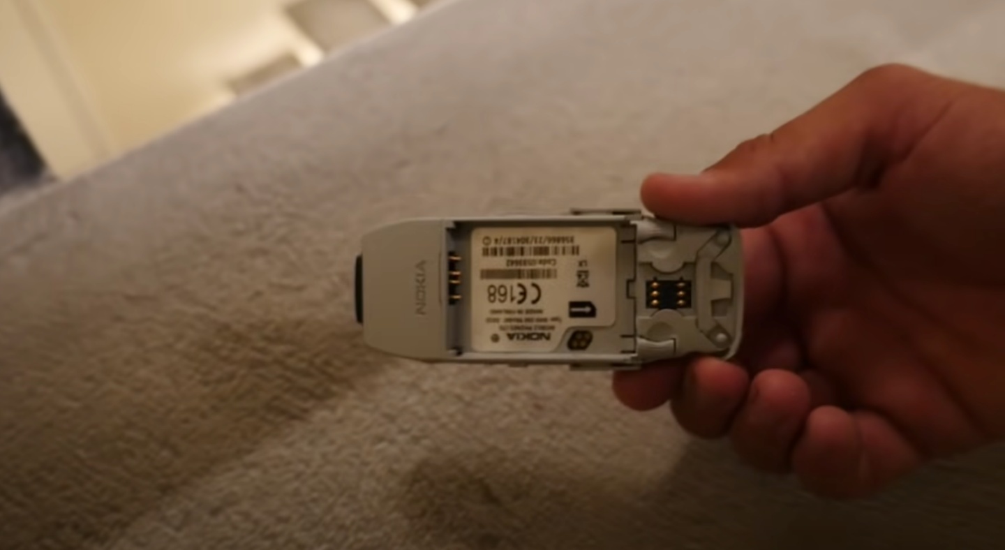 iPhone 13 Pro 与 Nokia 3310 谁更耐摔?来看国外 YouTuber 从 20 楼丢下的实测结果 内容图4 潮品文-大潮社旗下实时最新热点娱乐时尚数码等新闻资讯网站! iPhone 13 Pro 与 Nokia 3310 谁更耐摔?来看国外 YouTuber 从 20 楼丢下的实测结果