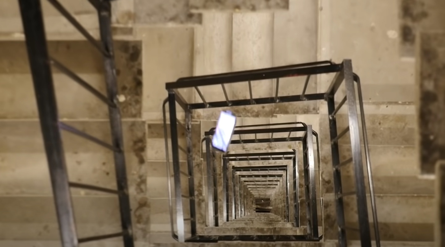 iPhone 13 Pro 与 Nokia 3310 谁更耐摔?来看国外 YouTuber 从 20 楼丢下的实测结果 内容图7 潮品文-大潮社旗下实时最新热点娱乐时尚数码等新闻资讯网站! iPhone 13 Pro 与 Nokia 3310 谁更耐摔?来看国外 YouTuber 从 20 楼丢下的实测结果