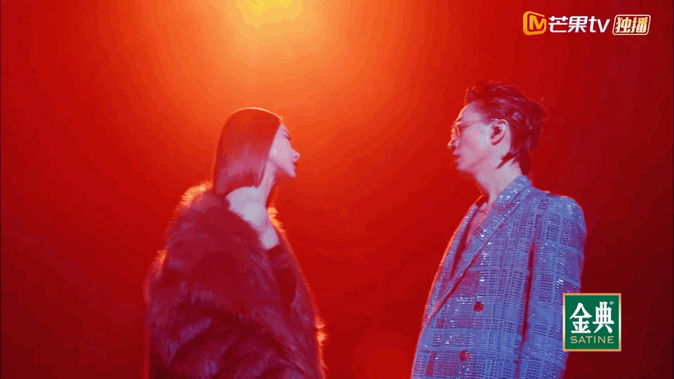 李承铉、戚薇合唱《天上飞》超欲！ 对视、抚摸、挑眉暗示...真夫妻的营业绝了 娱乐资讯 图2张