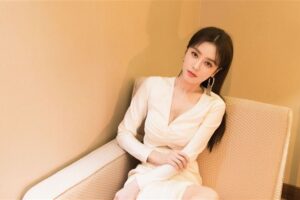 “最美皇后”秦岚深Ｖ泄深沟！雪乳“下方挖大洞”辣晒腿根