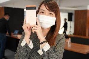 出门｜Google Pixel 6 实机颜色长这样！粉嫩色系与外观细看上手玩