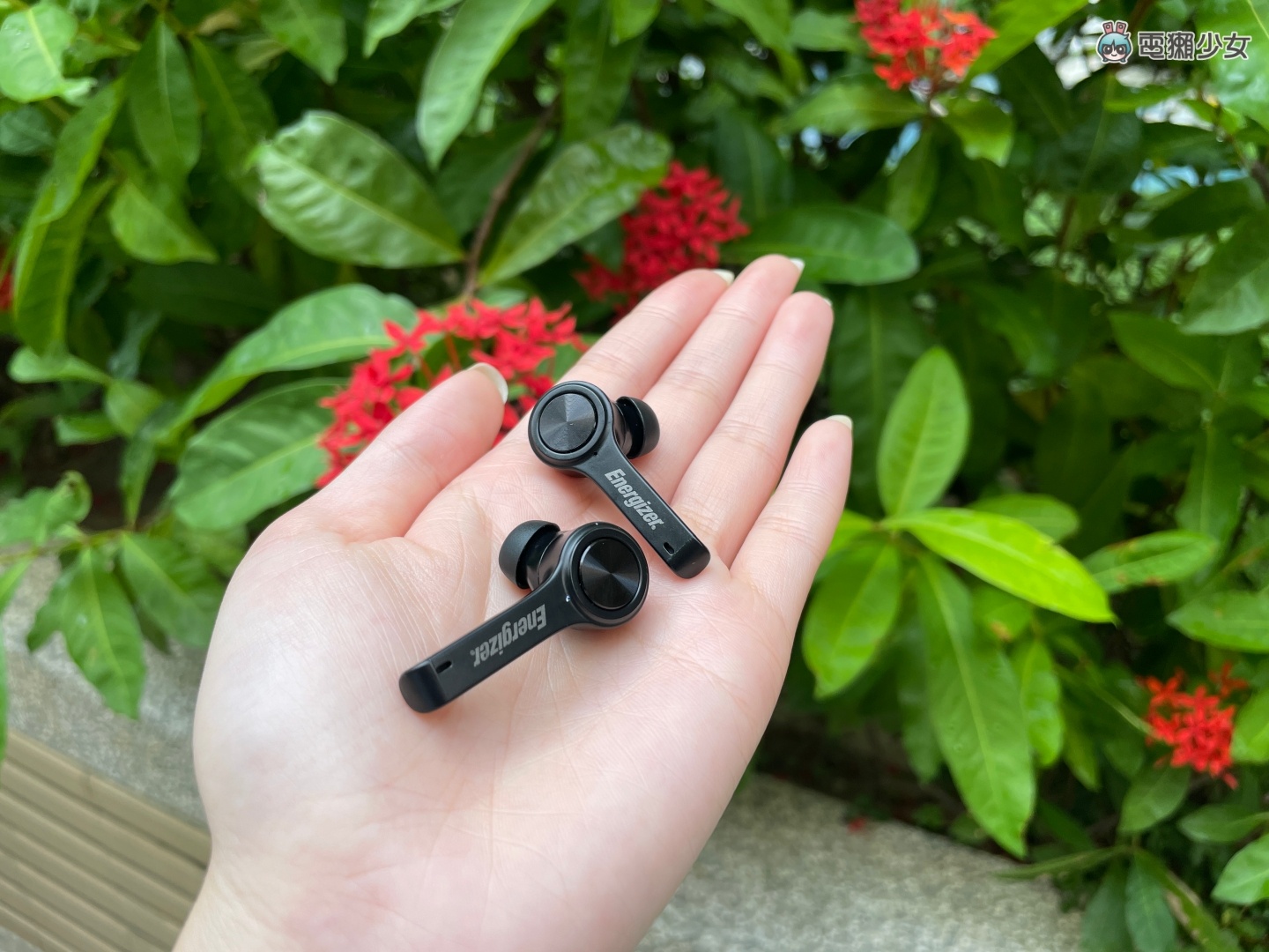 开箱｜Energizer UB5001 真无线蓝牙耳机 同时也是移动电源和无线充电器！快来看看这个酷东西！