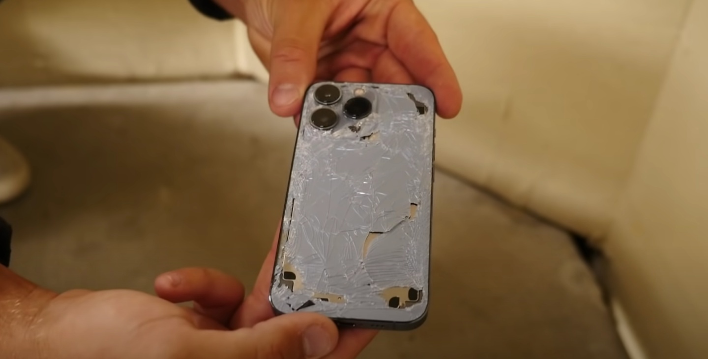 iPhone 13 Pro 与 Nokia 3310 谁更耐摔?来看国外 YouTuber 从 20 楼丢下的实测结果 内容图8 潮品文-大潮社旗下实时最新热点娱乐时尚数码等新闻资讯网站! iPhone 13 Pro 与 Nokia 3310 谁更耐摔?来看国外 YouTuber 从 20 楼丢下的实测结果