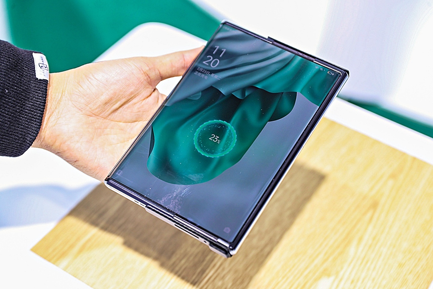 OPPO 折叠机传闻曝光!搭载高通 S888 处理器,展开后萤幕大小为 8 吋,有望于明年亮相 内容图2 潮品文-大潮社旗下实时最新热点娱乐时尚数码等新闻资讯网站! OPPO 折叠机传闻曝光!搭载高通 S888 处理器,展开后萤幕大小为 8 吋,有望于明年亮相