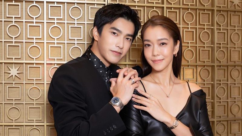 大霈同框“质感鲜肉”　盼获“金钟主持人”犒赏纪念名表