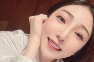 国光女神激辣泳装！“心机开洞”绽放玉乳　雪白蜜桃溢春色