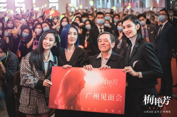 《好声音》冠军伍珂玥自称梅艳芳粉丝！但所有珍藏专辑CD都是翻版！ 娱乐资讯 图1张