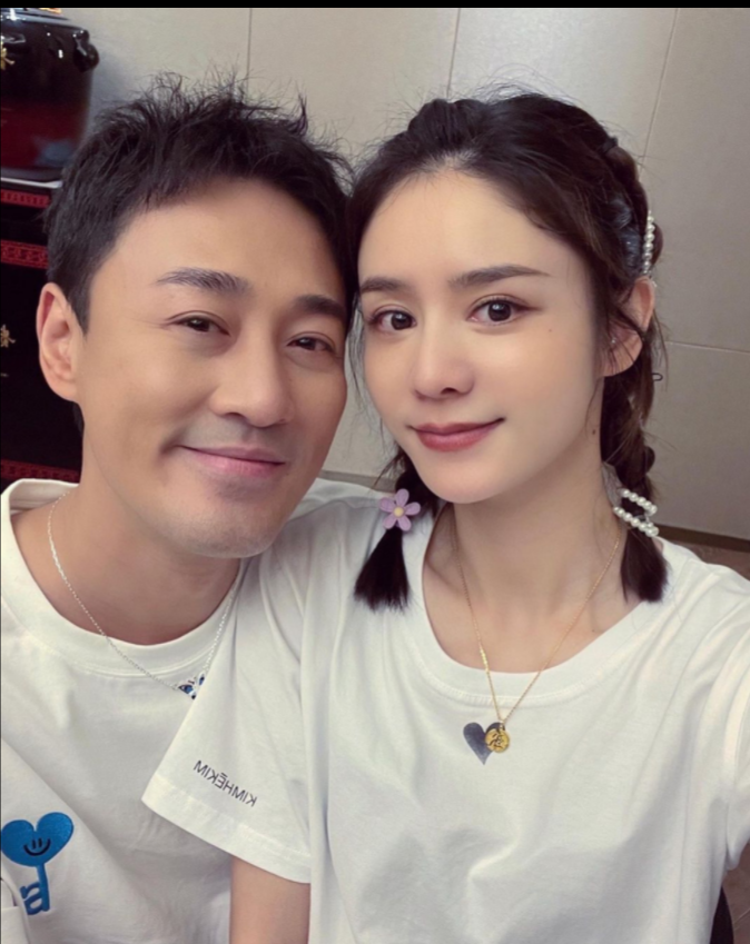 张馨月带一岁女儿看艺术展...却被酸民批评：爱秀！ 娱乐资讯 图1张