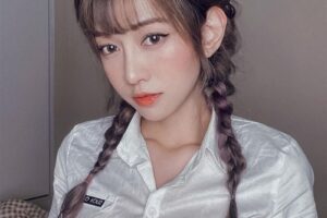 百万网红野外湿身！溪边扭出火辣S腰　白皙雪乳春色全跑光