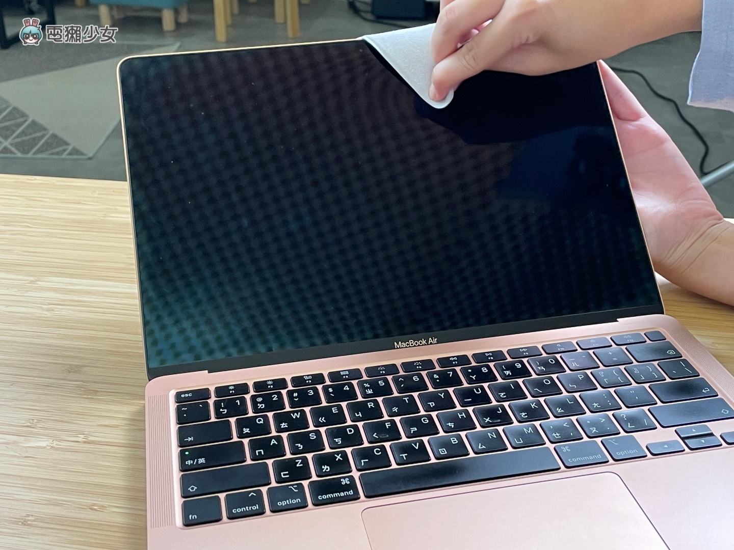 开箱|苹果 590 元的‘ 擦拭布 ’到底有多厉害?实际拿 iPhone、iPad、MacBook Air 清洁一轮给你看! 内容图11 潮品文-大潮社旗下实时最新热点娱乐时尚数码等新闻资讯网站! 开箱|苹果 590 元的‘ 擦拭布 ’到底有多厉害?实际拿 iPhone、iPad、MacBook Air 清洁一轮给你看!