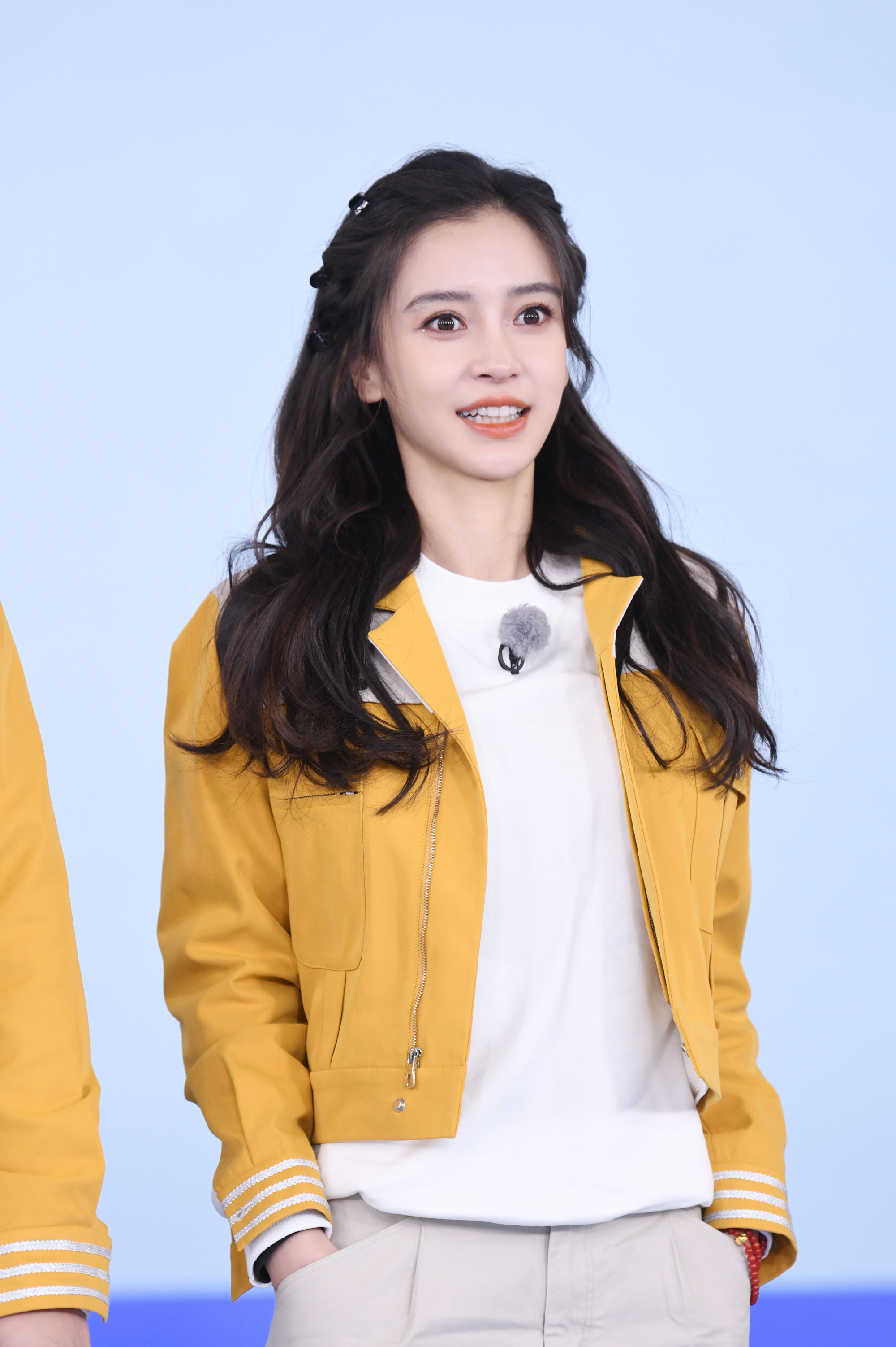 女神的自毁！ Angelababy套假发、戴老化眼镜...完全就是街边跳广场舞的大妈 娱乐资讯 图1张