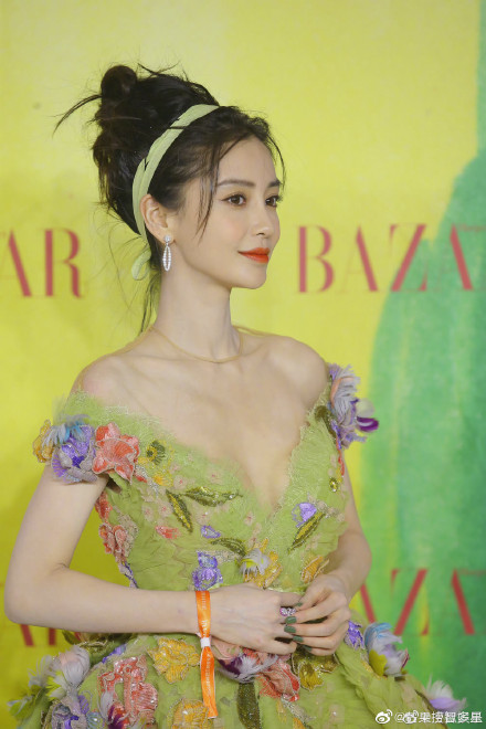 【芭莎慈善夜】红毯争妍斗艳！宋茜V领辣秀南半球 Angelababy化身“花仙子”美翻了~ 娱乐资讯 图1张