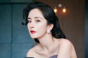 杨幂罕见红毯失常！胸前设计“像电风扇”战袍挨轰：太老气