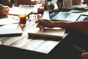 员工可以讨论薪资、工时吗？带你了解苹果‘ ＃AppleToo ’争议