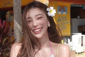 世新女神“甜抱凤梨”！转身泄心机　激露美背娇喊：真狂野