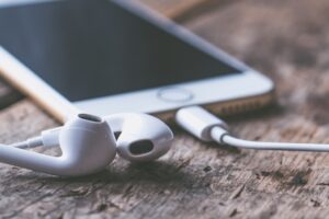 无线蓝牙耳机不再酷？外媒：Z 世代年轻人更爱‘ 有线耳机 ’