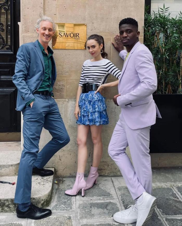 Style｜《Emily in Paris》第二季快上线，Emily造型太浮夸引起两极反应 更多热点 图2张