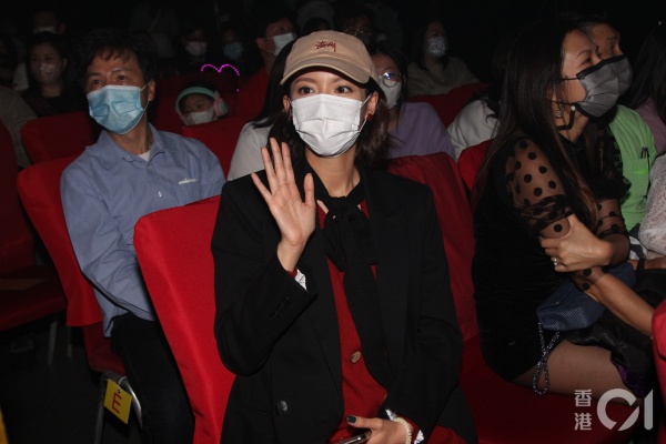 懒理负面新闻...蔡思贝带父母观看胡鸿钧演唱会！不坐VIP位有原因 娱乐资讯 图2张