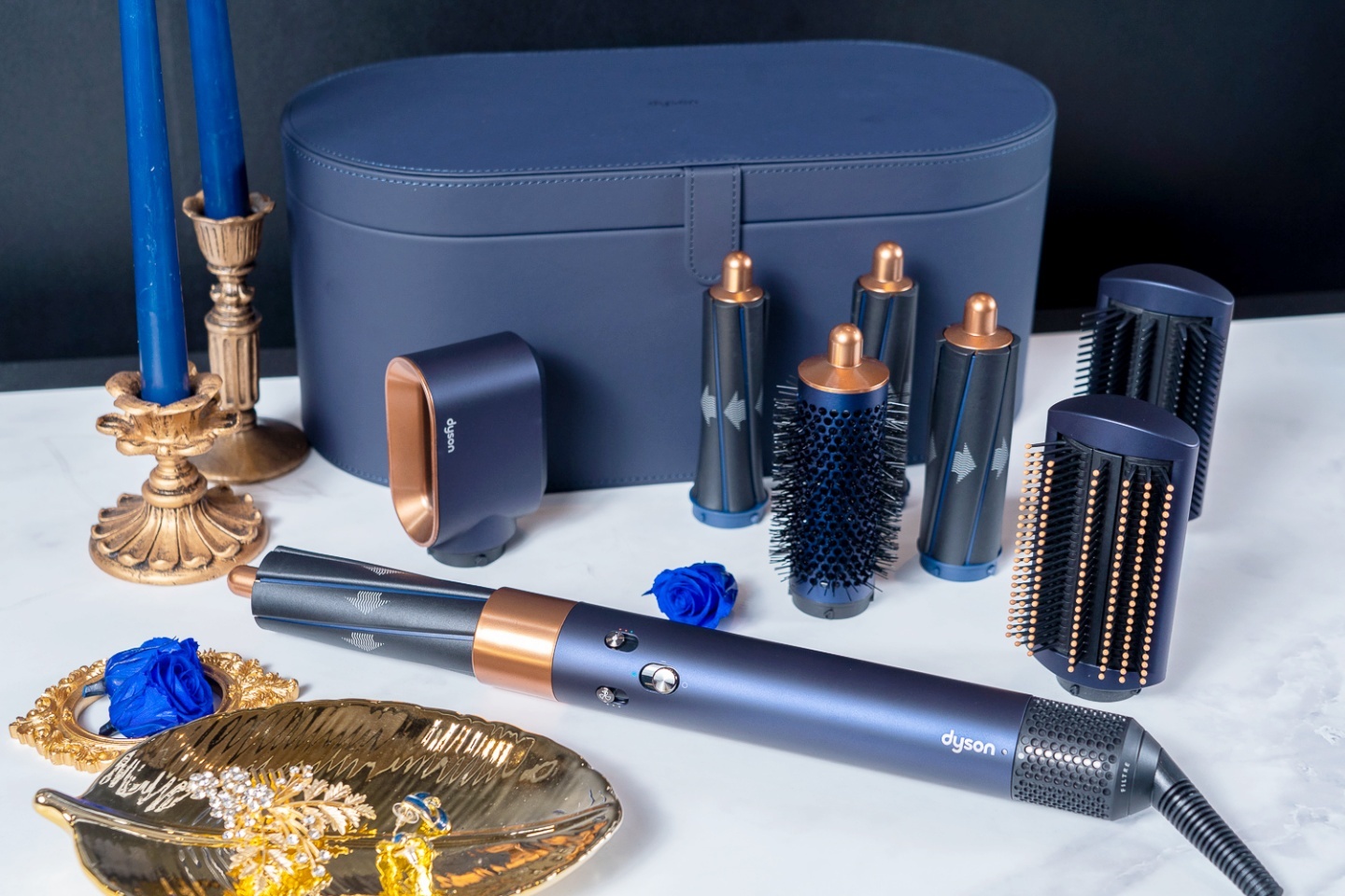 全新 Dyson Airwrap 冬日限定版普鲁士蓝上市,打造冬季时髦发型一机搞定 内容图1 潮品文-大潮社旗下实时最新热点娱乐时尚数码等新闻资讯网站! 全新 Dyson Airwrap 冬日限定版普鲁士蓝上市,打造冬季时髦发型一机搞定