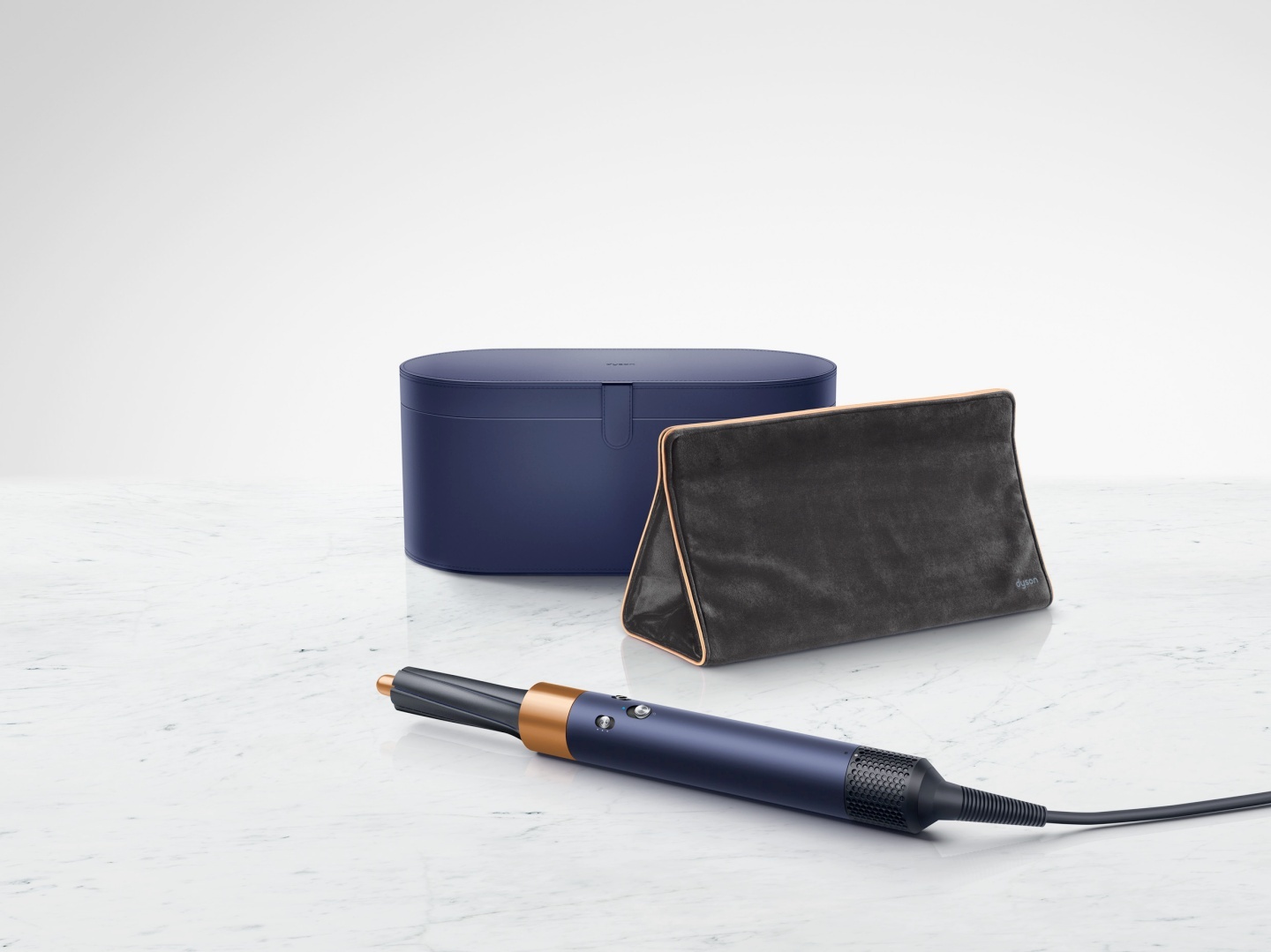 全新 Dyson Airwrap 冬日限定版普鲁士蓝上市,打造冬季时髦发型一机搞定 内容图2 潮品文-大潮社旗下实时最新热点娱乐时尚数码等新闻资讯网站! 全新 Dyson Airwrap 冬日限定版普鲁士蓝上市,打造冬季时髦发型一机搞定