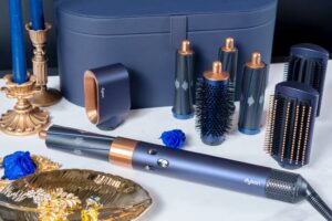 全新 Dyson Airwrap 冬日限定版普鲁士蓝上市，打造冬季时髦发型一机搞定