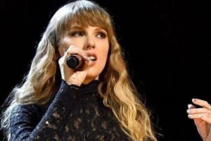 穿搭灾难！泰勒丝全身蕾丝包紧紧　一看凶猛“车头灯发亮”