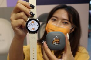 出门｜Samsung 与时尚品牌 Maison Kitsuné 跨界联名！带大家看看 Galaxy Watch4 、 Galaxy Buds2 特别版