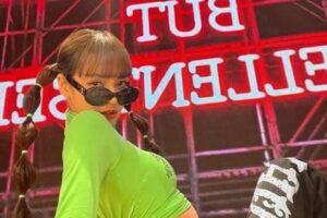 腰间0赘肉！LISA衣服卷到胸　中空“邪恶视角”辣翻网