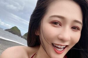 海归学霸逛超商！爆乳穿搭泄光雪胸　全场失焦暴动：该看哪