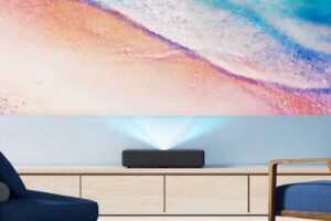 小米新款投影机‘ 小米激光影院 2 ’亮相 支援 4K 解析度和杜比全景声，最大可投出 100 吋的萤幕画面！